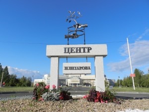Скульптура на входе на территорию   РНЦ ВТО им. академика Г.А. Илизарова