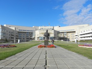 Памятник Г.А. Илизарову на фоне здания РНЦ ВТО